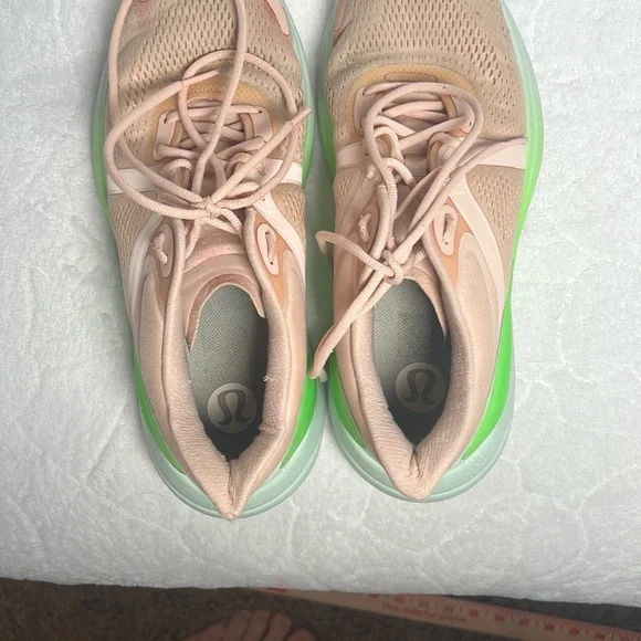 LULULEMON BLISSFEEL WOMEN'S RUNNING SHOE--BUTTER PINK/SCREAM GREEN SZ 9.5 - Picture 5 of 10